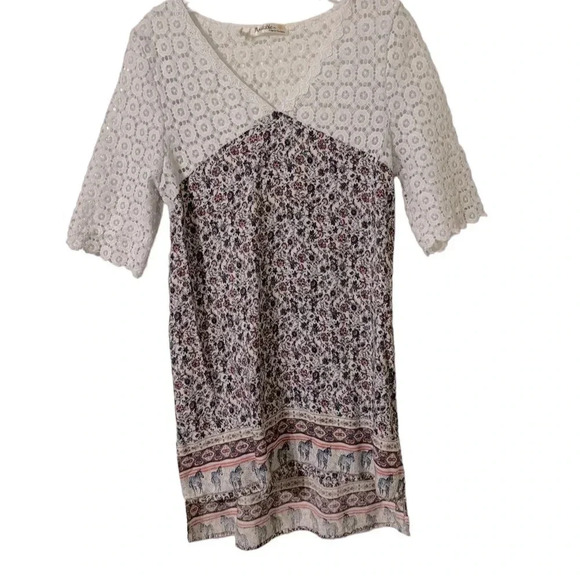 Available by Angela Fashion boho-chic Top is perfect for a casual outing - Picture 1 of 4